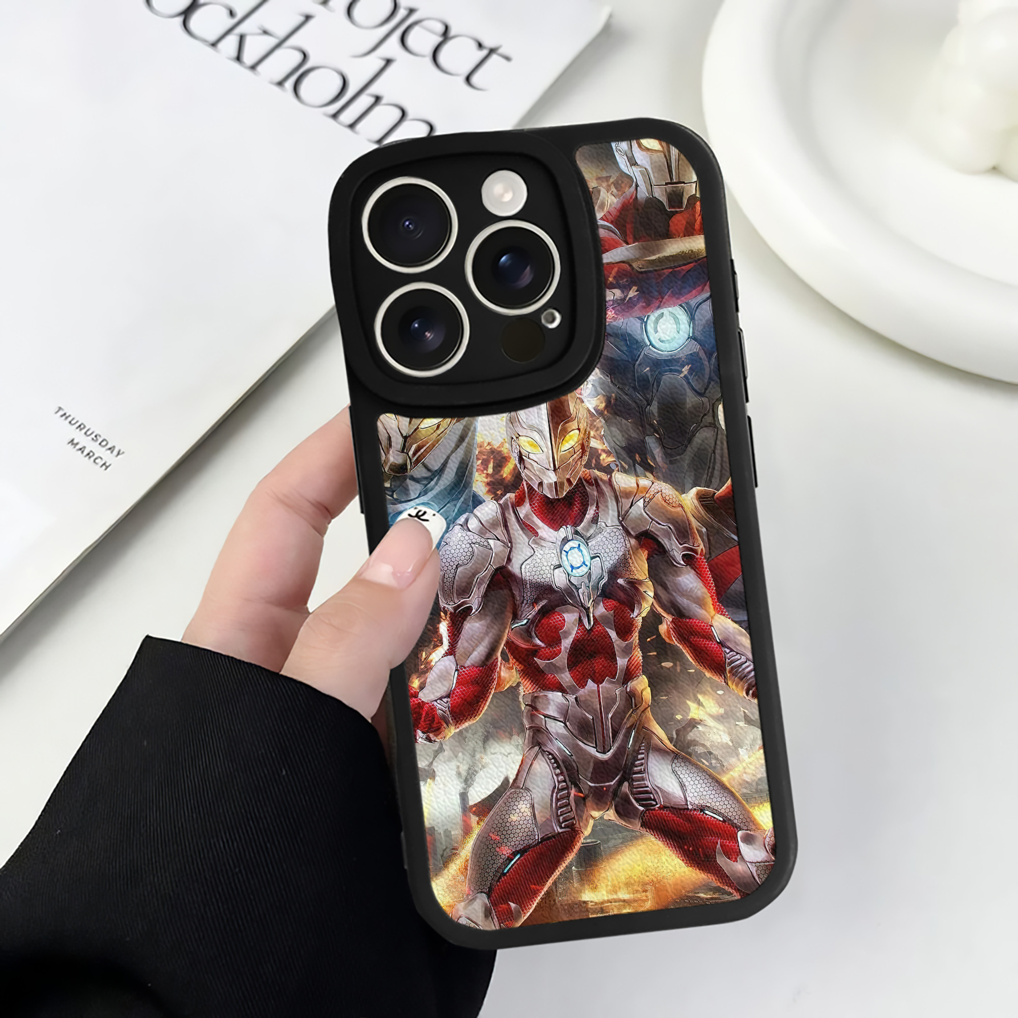 （画像用） ウルトラマン Ultraman 【iPhone 16シリーズ対応】シリコンスマホケース（レザー調） 材質：シリコン